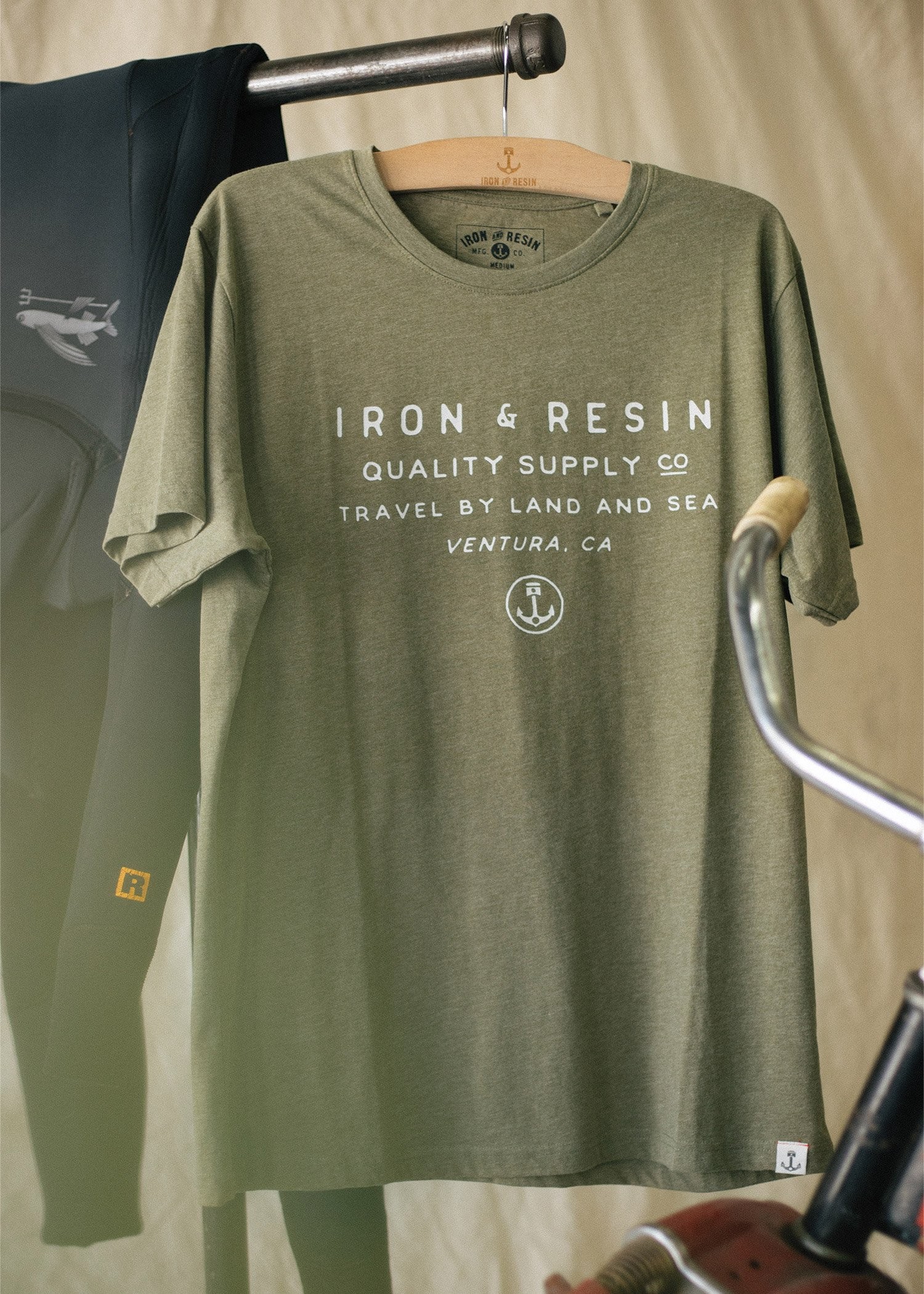 Vta tee - Iron and Resin